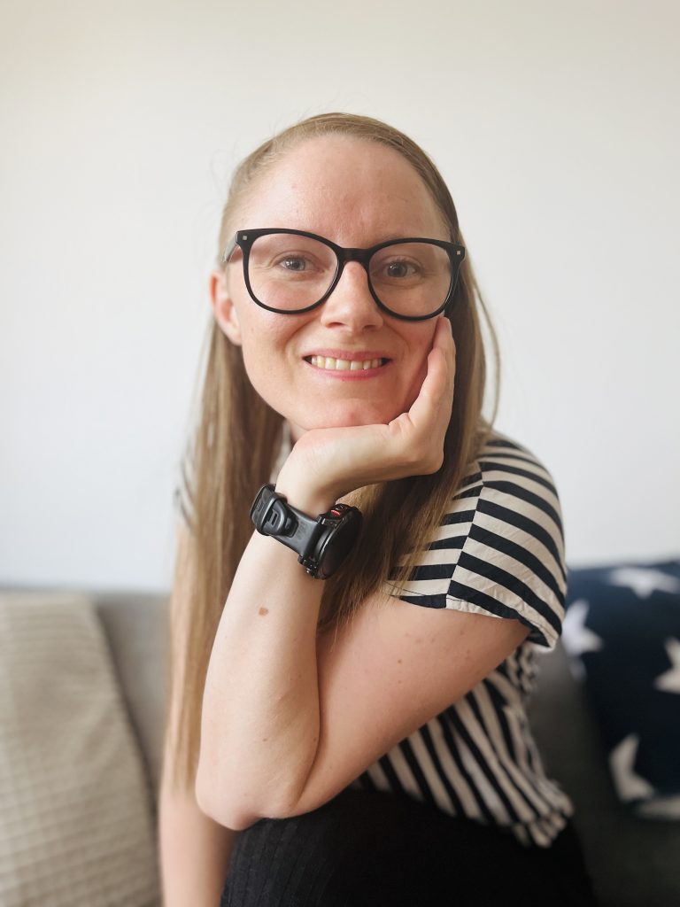 Karin Bergman ler varmt och sitter avslappnat med handen mot kinden. Hon är expert på tillgänglighet, användarvänlighet och att skapa säljande hemsidor.