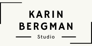 Texten 'KARIN BERGMAN' står i versaler med 'Studio' i mindre bokstäver under. Enkla svarta linjer ramar in designen på en ljus bakgrund.