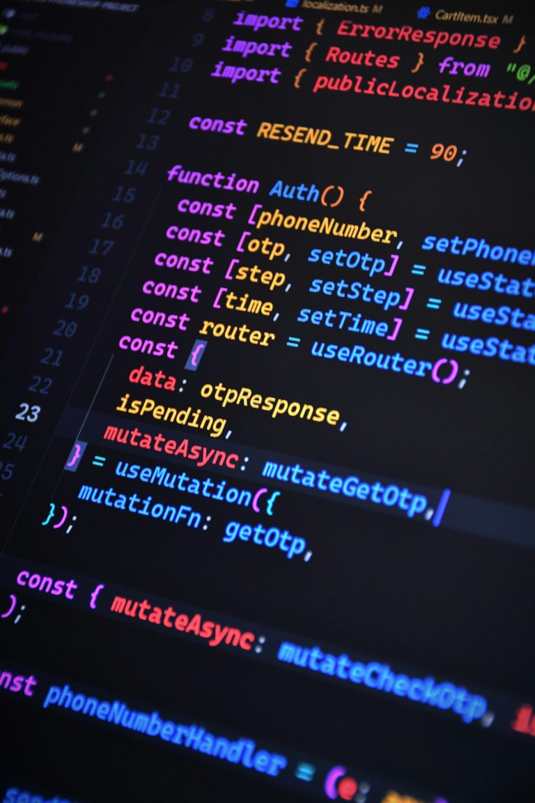 Närbild på färgglad kod på en datorskärm. Bilden symboliserar den tekniska expertis som Karin Bergman har inom användarvänlighet och tillgänglighet på webben.